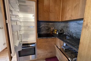 Jääkaappi, uuni, liesi, astianpesukone