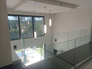 Unclassified image, 5 of 48, button