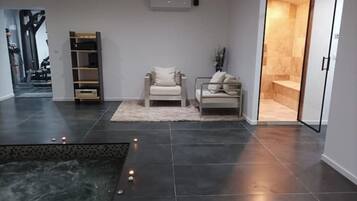 Smart-tv, een dvd-speler, een tafeltennistafel en een muziekbibliotheek