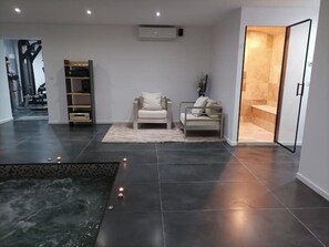 TV connectée, lecteur de DVD, table de tennis de table, médiathèque