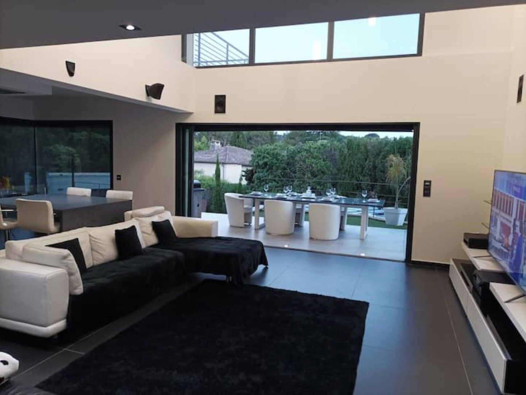 TV connectée, lecteur de DVD, table de tennis de table, médiathèque