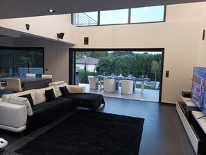 Smart-tv, een dvd-speler, een tafeltennistafel en een muziekbibliotheek