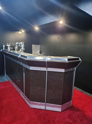 Combined shower/bathtub, hair dryer, bidet, towels