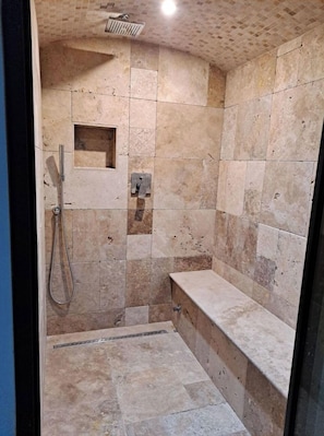Duschwanne, Haartrockner, Bidet, Handtücher