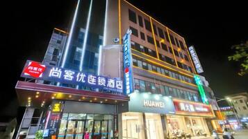 A multi-story hotel with signage for a hotel and a restaurant.