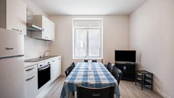 Kühlschrank, Herdplatte, Kochgeschirr/Geschirr/Besteck