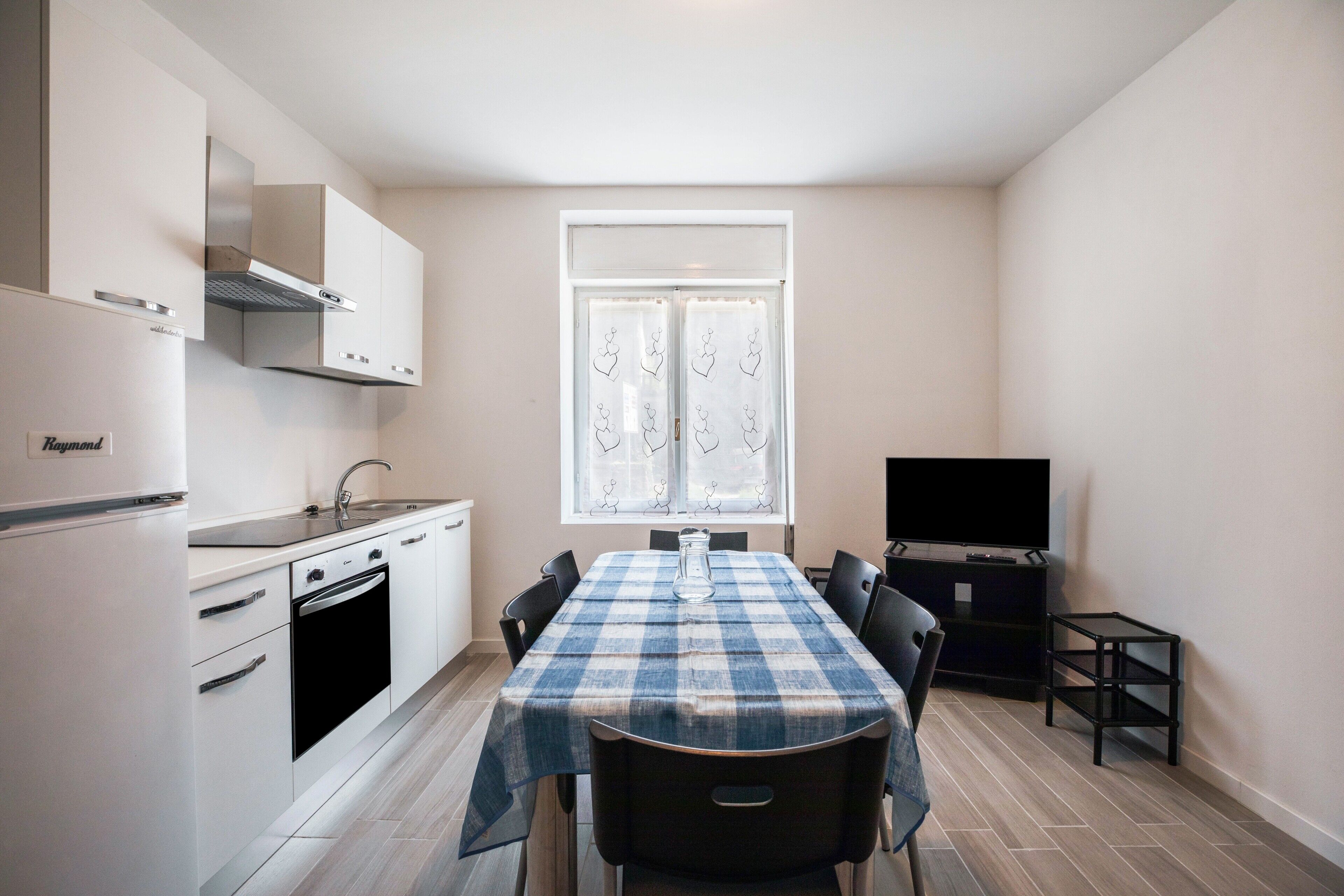 Køleskab, kogeplade, køkkentøj/tallerkener/redskaber