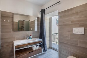 Douche, sĂšche-cheveux, serviettes fournies, papier toilette