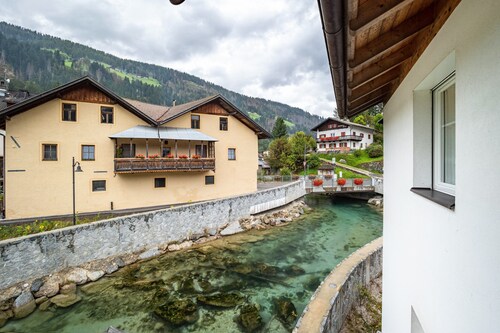 Haustierfreundliche Ferienwohnung 'Kuenz Dolomiten Drau' mit Bergblick