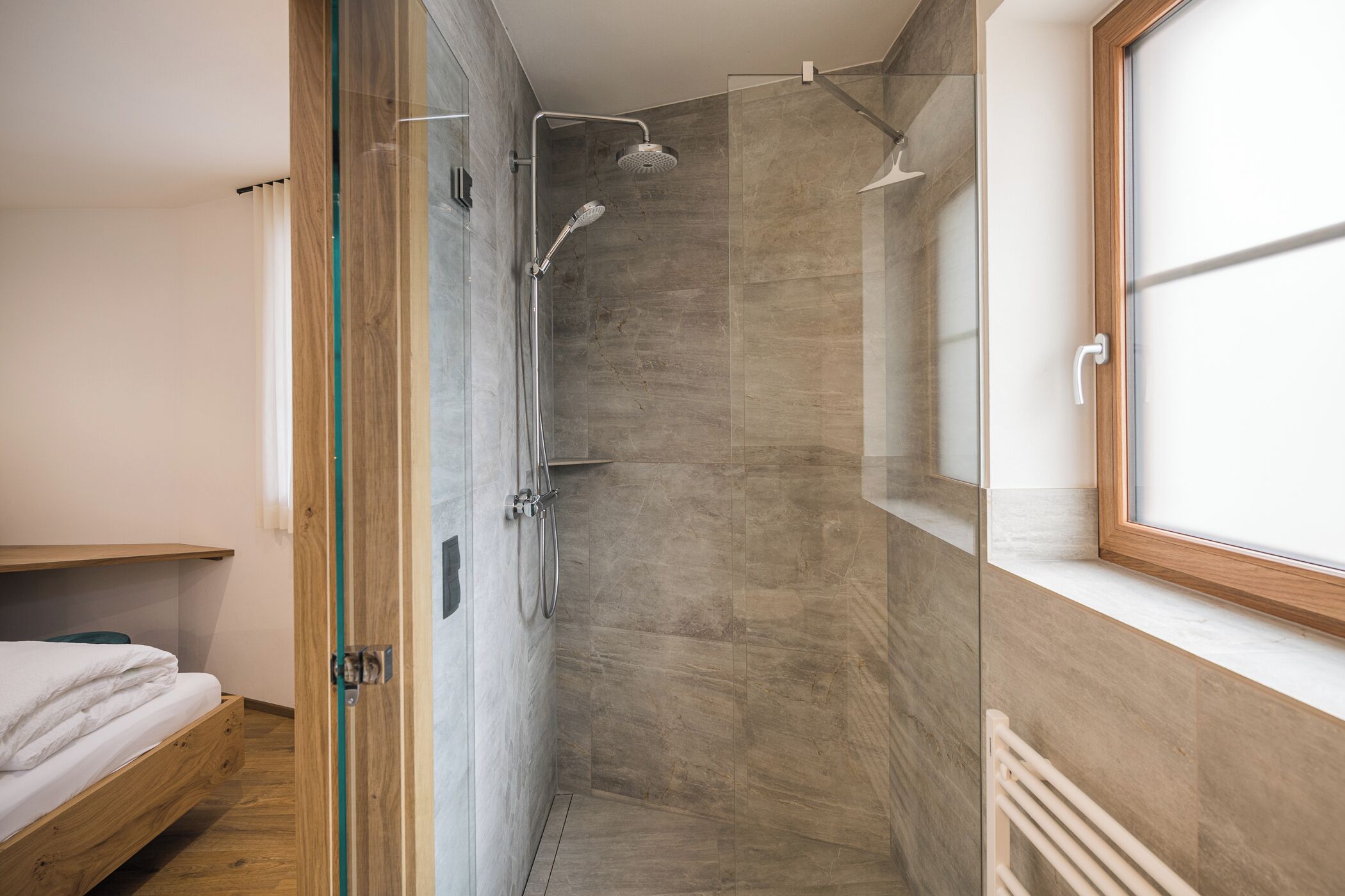 Dusche, kostenlose Toilettenartikel, Haartrockner, Handtücher