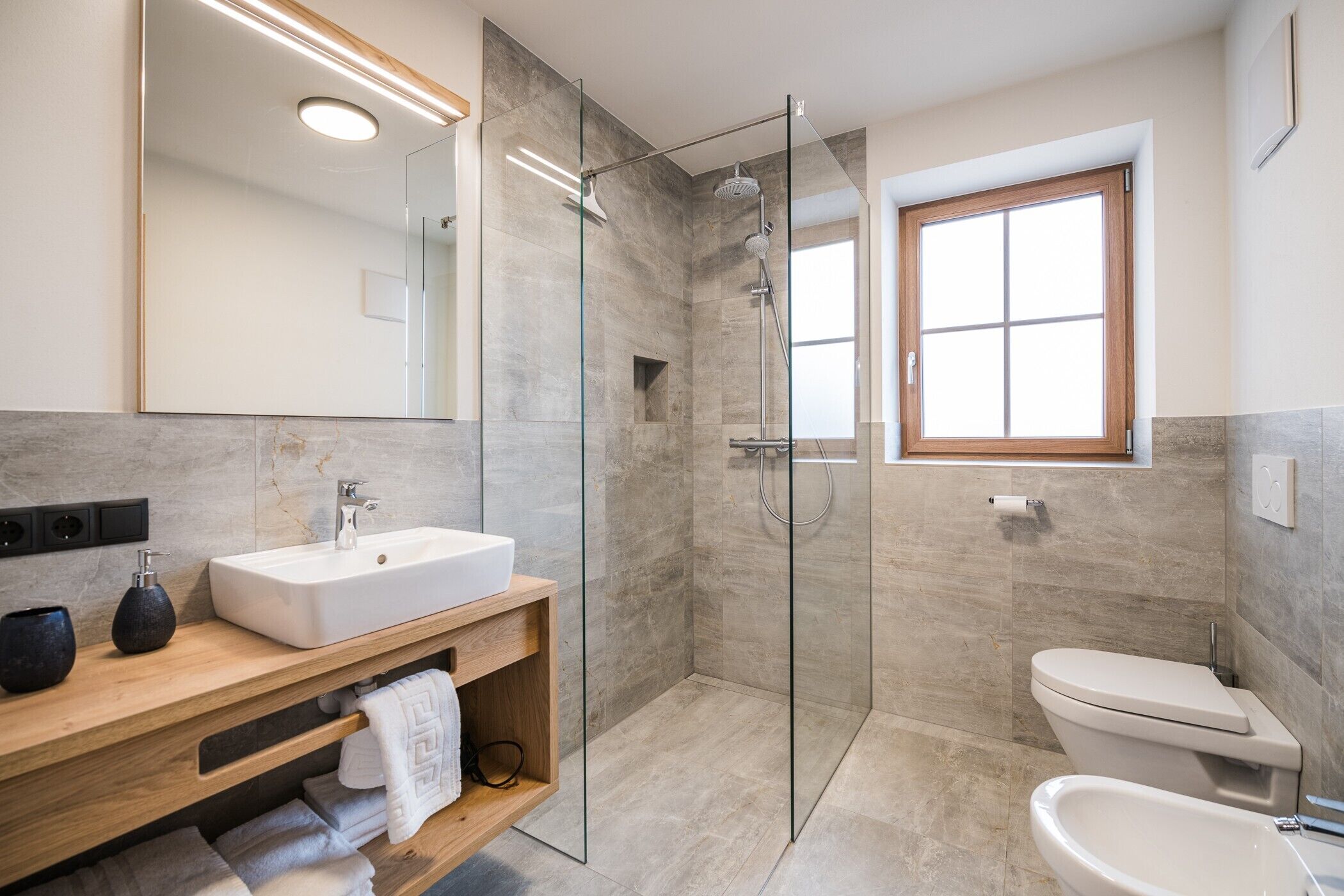 Shower, hair dryer, towels