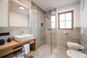 Regadera, secadora de cabello, toallas 