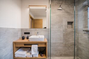 Shower, hair dryer, towels - Apartment 'Kuenz Dolomites 4' with Mountain View, Balcony & Wi-Fi (San Candido)