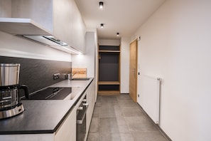 Réfrigérateur, un four, surface de cuisson, lave-vaisselle