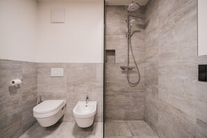 Ducha, secador de pelo y toallas