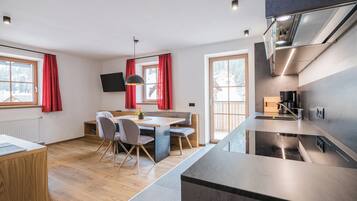 Jääkaappi, uuni, liesi, astianpesukone