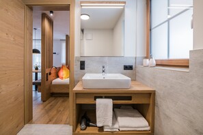 Ducha, secador de pelo y toallas