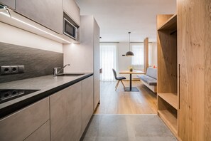 Frigorífico, microondas, placa de cocina y lavavajillas