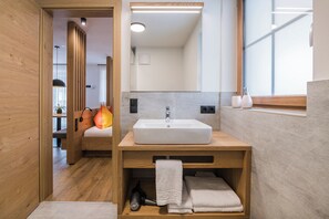 Shower, hair dryer, towels - Studio 'Kuenz Dolomites 2' with Mountain View, Garden & Wi-Fi (San Candido)