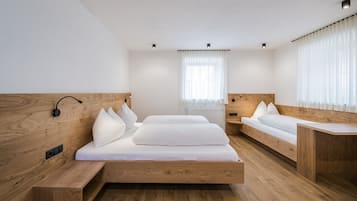 3 bedrooms, free WiFi, bed sheets, wheelchair access