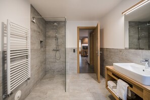 Doccia, asciugacapelli, asciugamani