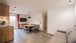 Eine moderne Wohnung mit Küche, Essbereich und Wohnzimmer.