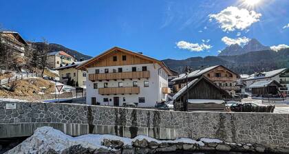 Ferienwohnung "Kuenz Dolomites 1" mit Bergblick, 2 Balkonen & WLAN