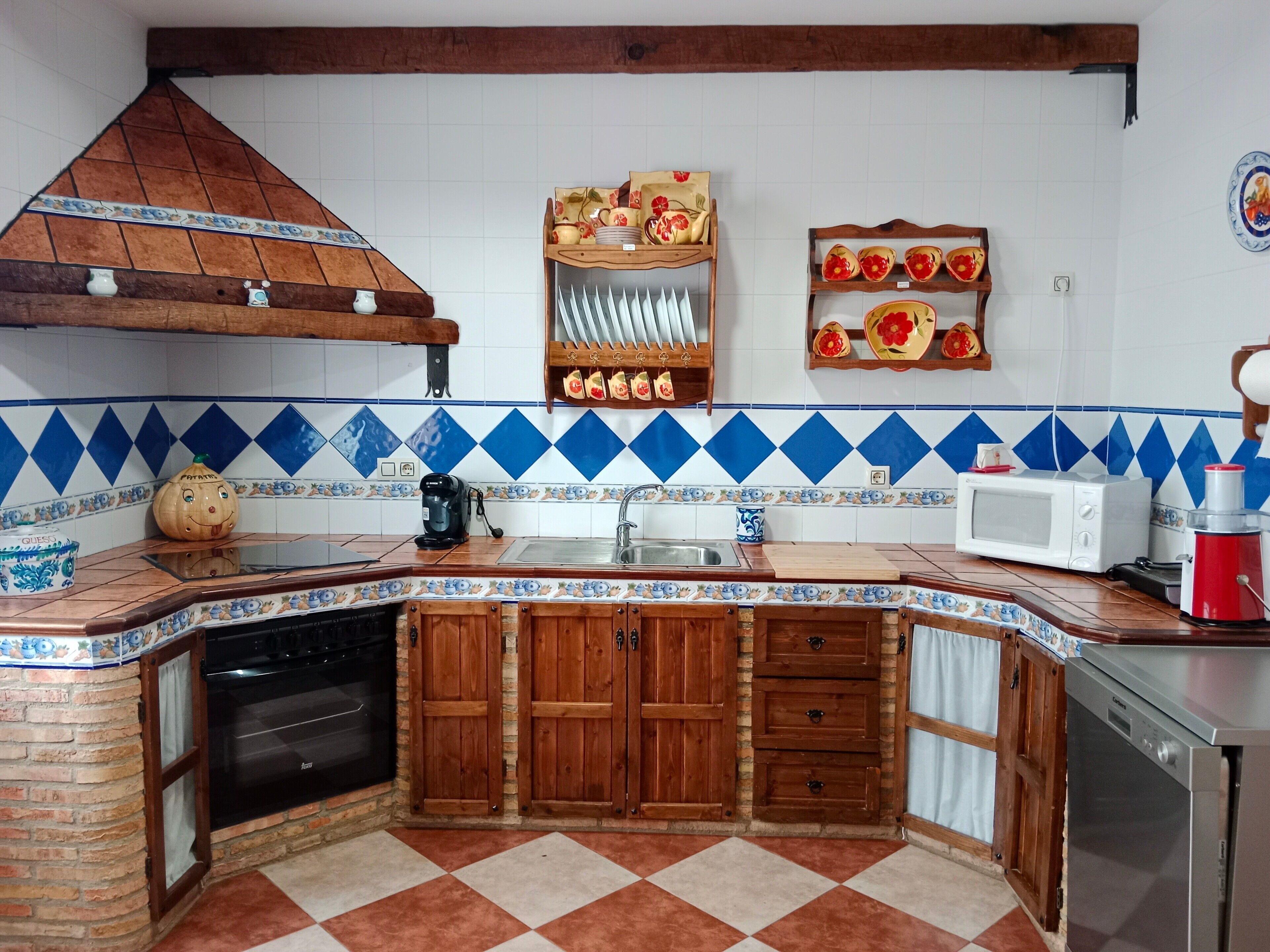 Køleskab, mikrobølgeovn, ovn, kogeplade