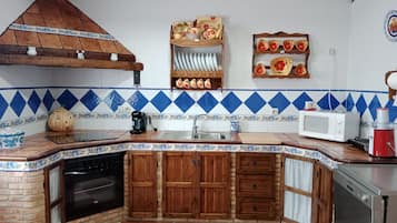 Frigorífico, microondas, horno y placa de cocina