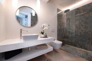 Shower, hair dryer, towels - Pet-Friendly Apartment Villa Gargnano with Lake View & Garden (Gargnano)