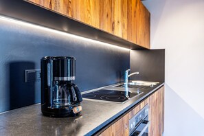 Frigorífico, microondas, horno y placa de cocina