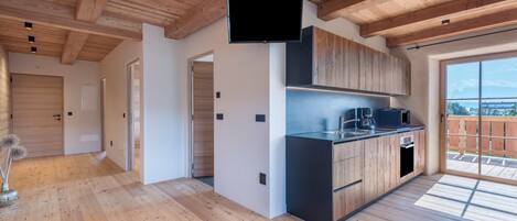 Jääkaappi, mikroaaltouuni, uuni, liesi