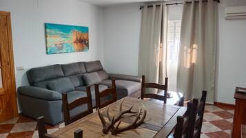 Una televisión, una chimenea