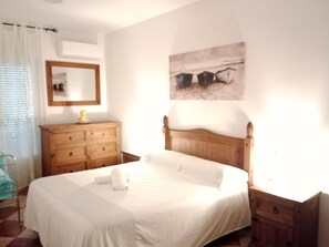 3 makuuhuonetta, silitysrauta/-lauta, ilmainen Wi-Fi, vuodevaatteet