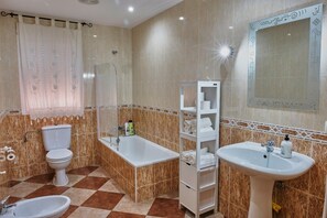 Kylpyamme, hiustenkuivaaja, pyyhkeet