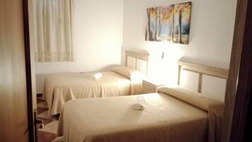 3 makuuhuonetta, silitysrauta/-lauta, ilmainen Wi-Fi, vuodevaatteet