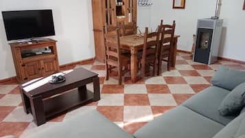 Televisión y chimenea