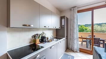 Een koelkast, een microgolfoven, een oven, een kookplaat