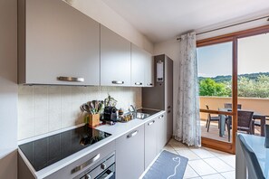 Réfrigérateur, four à micro-ondes, un four, surface de cuisson