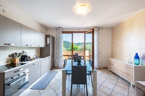 Fridge, microwave, oven, stovetop - Kastel’s house: a clever holiday on the Garda (Roè Volciano)