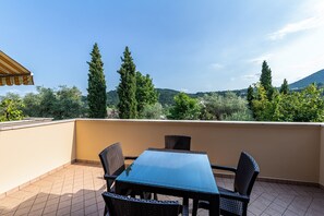 Outdoor dining - Kastel’s house: a clever holiday on the Garda (Roè Volciano)
