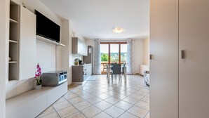 Un appartement moderne doté d’une cuisine, d’un coin repas et d’un balcon avec vue.