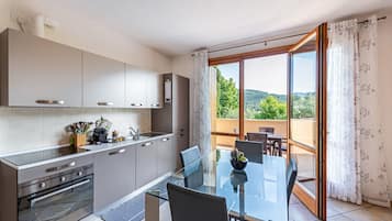 Een koelkast, een microgolfoven, een oven, een kookplaat