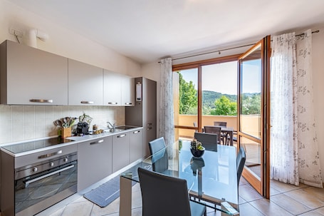 Fridge, microwave, oven, stovetop. Kastel’s house: a clever holiday on the Garda