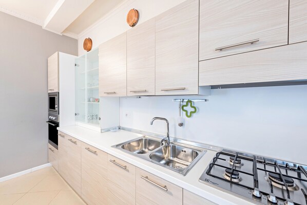 ثلاجة، ميكروويف، فرن، موقد طهي مسطح