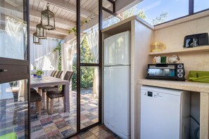 Jääkaappi, uuni, liesi, astianpesukone