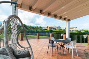 Outdoor dining - Holiday Home 'Tropical House' with Sea View, Private Pool & Wi-Fi (Carruba di Riposto)