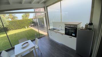 Frigorífic, microones, placa de cuina i cafetera i tetera