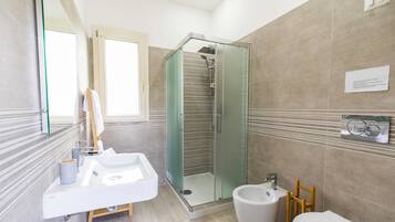 Dusche, Haartrockner, Handtücher