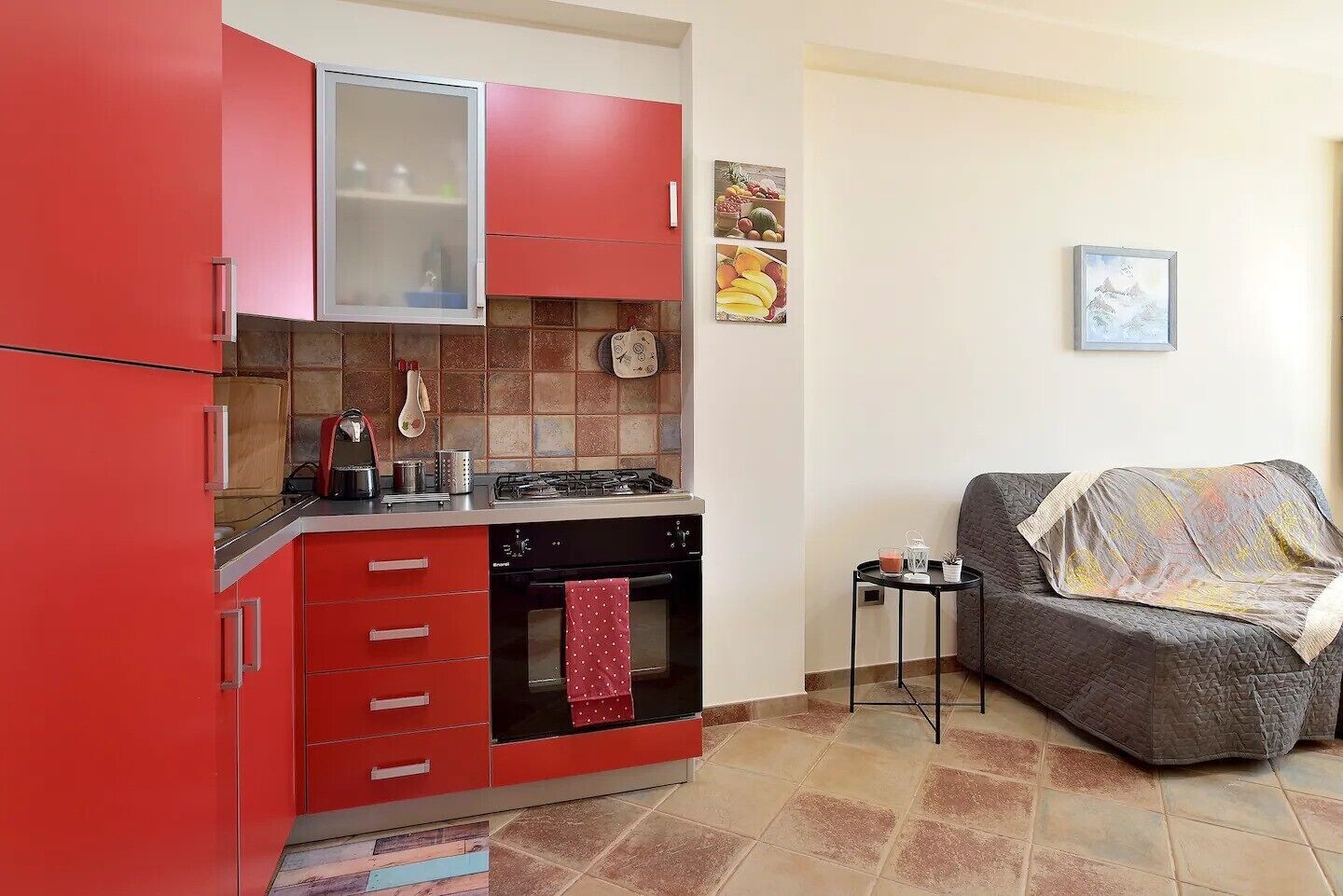 Fridge, oven, stovetop, coffee/tea maker